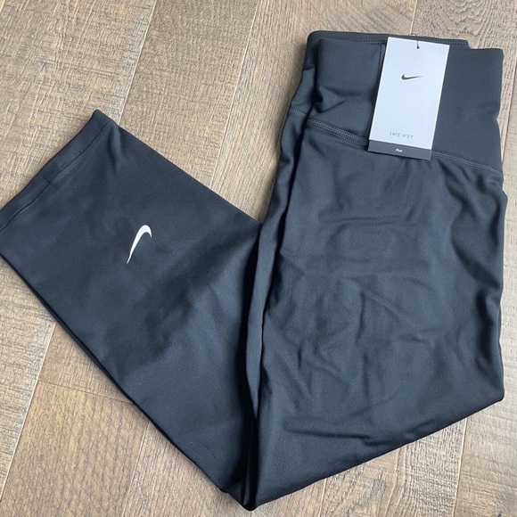Nike Pants - Women’s Plus Tight Fit Mid Rise Cropped Legging